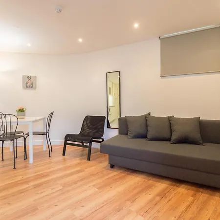 Large Colourful Flats - Ace Location Apartment