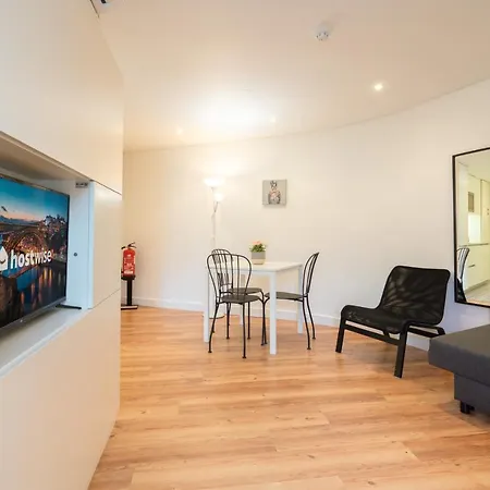 Large Colourful Flats - Ace Location Apartment