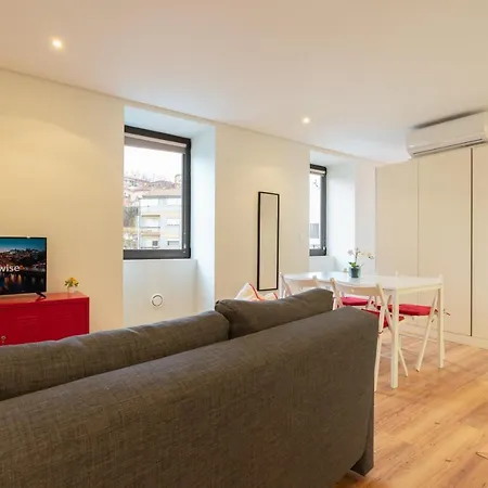 Large Colourful Flats - Ace Location